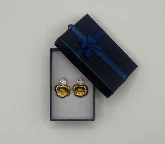Позлатени обеци Amore, представени в кутия – изящен подарък със сърце и стил – Aurea бижутерия
