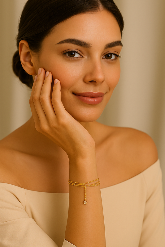 Гривна CELESTIA върху модел – нежно излъчване и минималистична визия – Aurea бижутерия