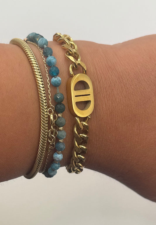 Гривна LAURETTA върху ръка – модерен акцент с изразителна позлата – Aurea бижутерия