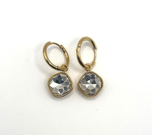 Обeци CÉLESTE в близък план – блясък и изтънчена изработка със съвременно излъчване – Aurea бижутерия