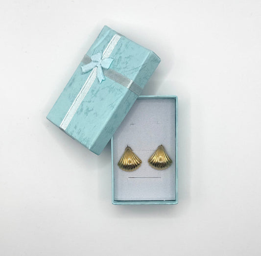 Обeци Coralia в синя подаръчна кутия – стилно поднесен летен подарък с морско вдъхновение – Aurea бижутерия