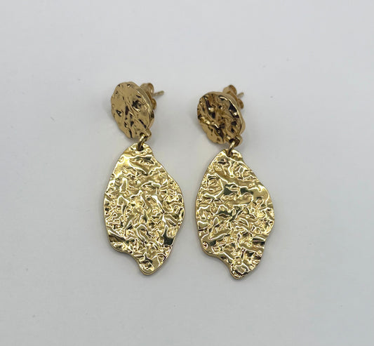 Изглед отстрани на обеци VERONA – светлина подчертава 18K позлата и фината повърхностна текстура – Aurea бижутерия