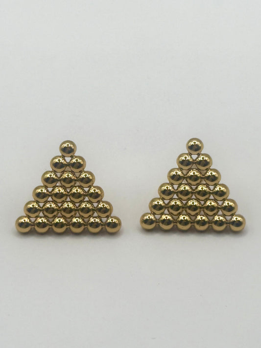 Позлатени дамски обици перфектно полирани златни сфери, подредени в триъгълна форма