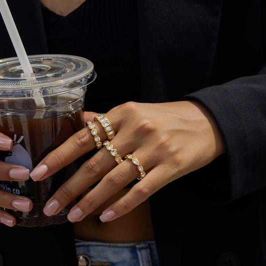 Луксозен дамски пръстен с блестящи кристали по цялата обиколка