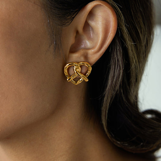 Елегантни обеци AUREA – модел Pretzia върху ухо