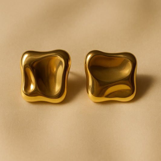 Позлатени дамски обеци Amarena с органична форма и огледален златен блясък – модерна елегантност – Aurea бижутерия