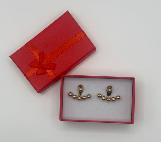 Позлатени дамски обици гладка капковидна пластина с изчистена златна сфера и стилен ветрилообразен венец от пет лъскави златни топчета