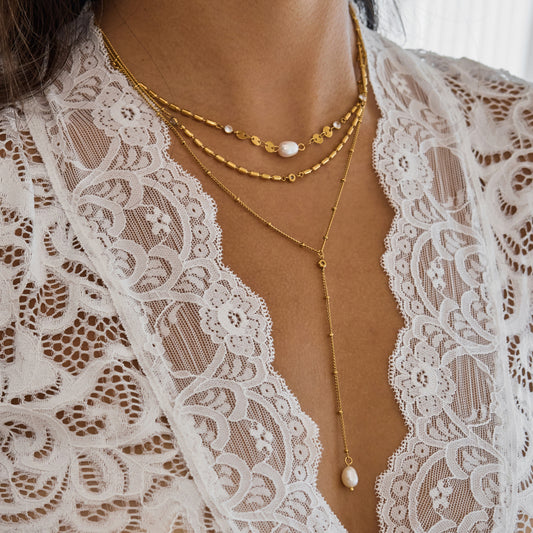 Позлатено дамско колие Althea с многослоен дизайн и перли