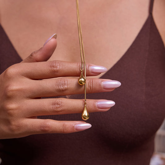 Дамско колие AUREA – модел Aurina, детайл с висулки в ръка