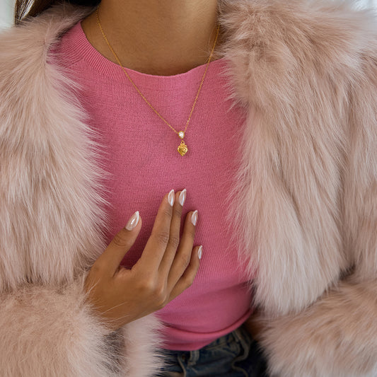 Дамско колие AUREA – модел Fragaria върху розов пуловер