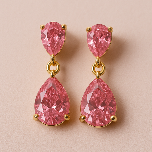 Близък план на обеци Rosa Nocturna с розово злато и циркони