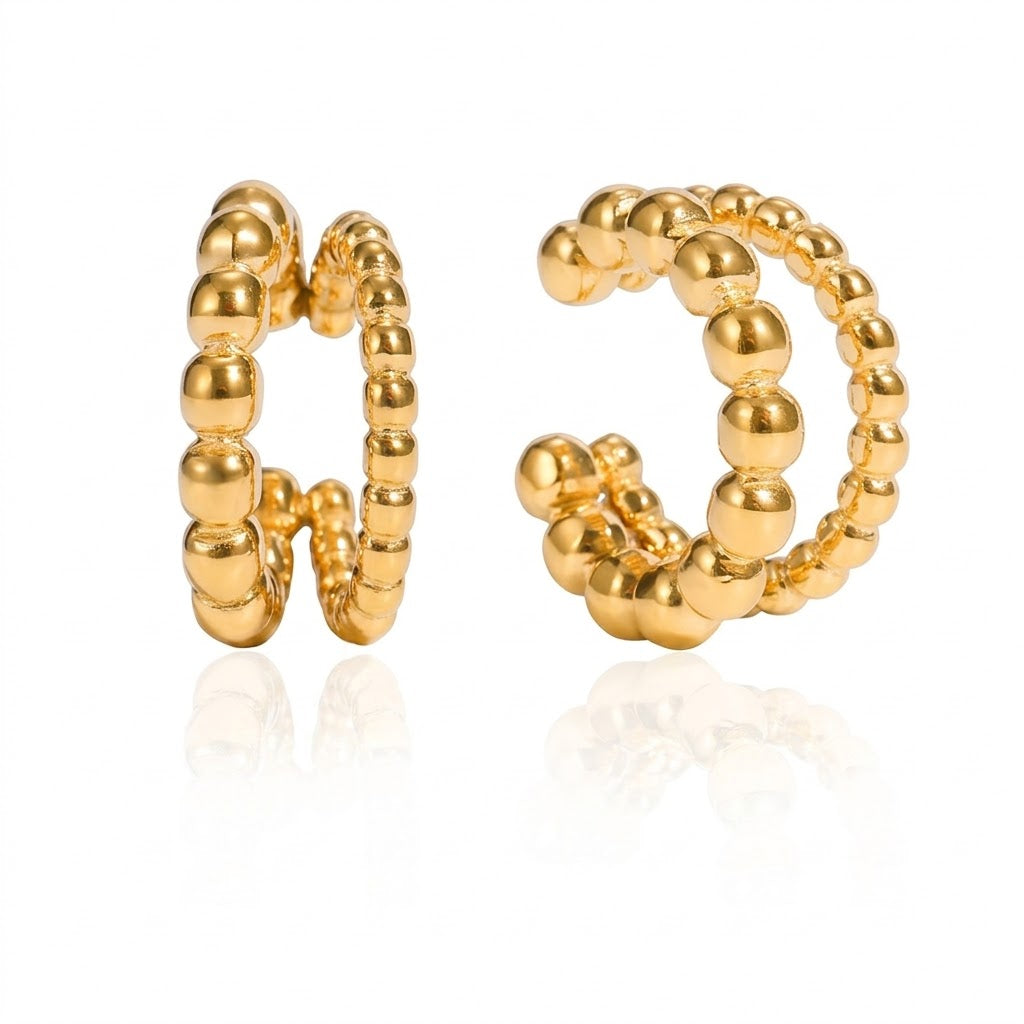 Обеци Linkona — клипс обеци без пиърсинг с троен ред златни топчета, захващащи се удобно около хрущяла на ухото.