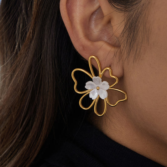 Луксозни дамски обици Fiore Blossom върху ухото на жена
